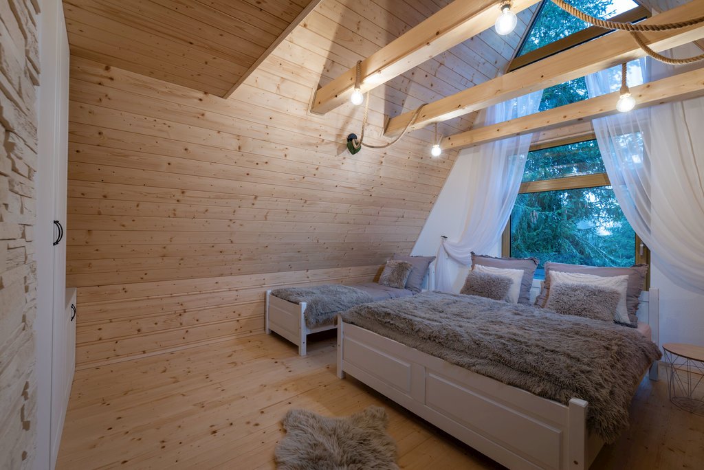 chata pod zelenym stromom — foto 3