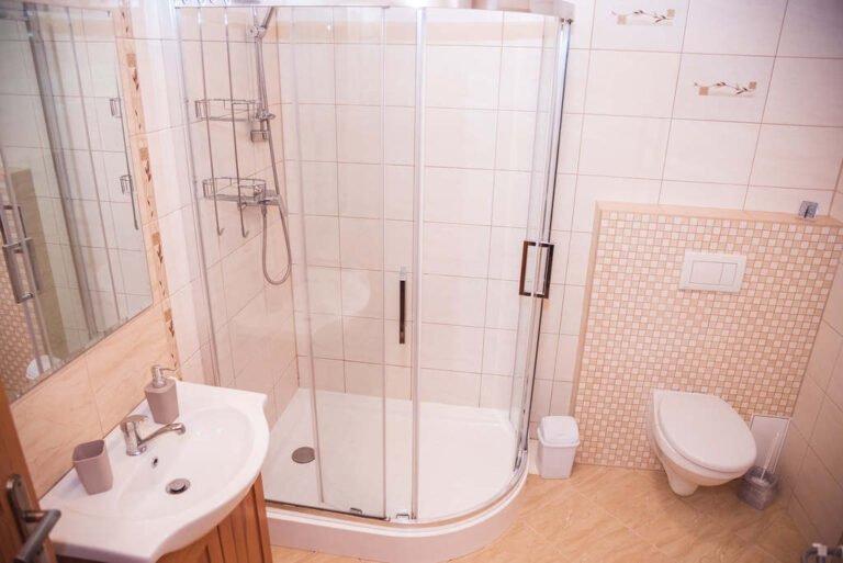 drevenica pod troma korunami