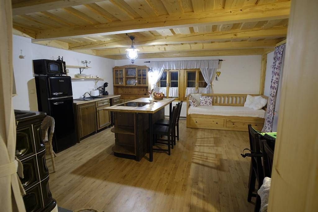 romanticka chalupa v podhradi hradu chlum