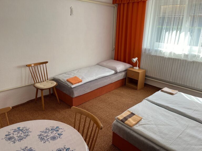 chalupa pod lesem u potoka