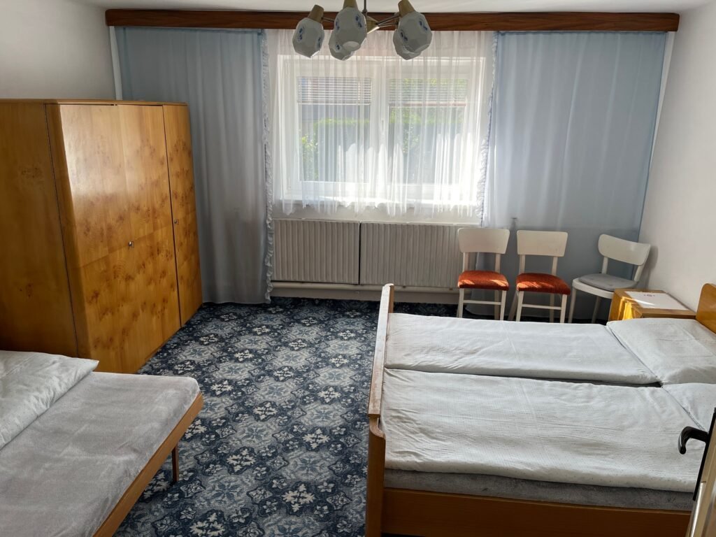 chalupa pod lesem u potoka — foto 3