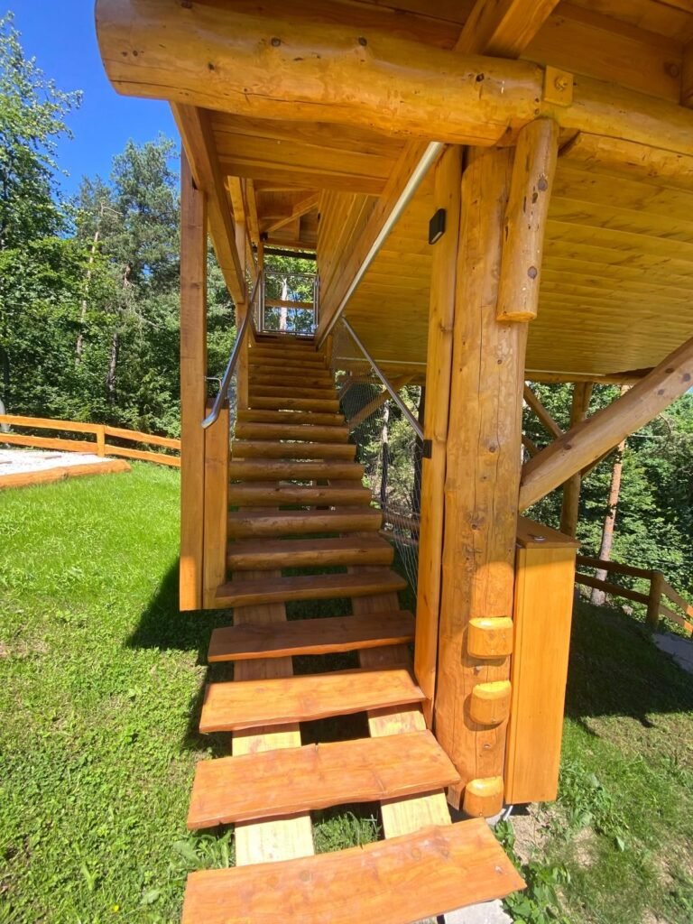 domcek v korunach stromov — foto 3