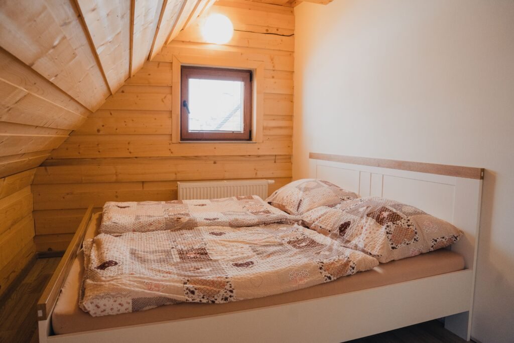 chalupka pod lesom zazriva