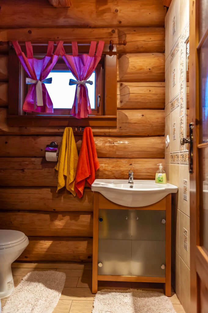 zrubove chaty na brehu liptovskej mary — foto 2
