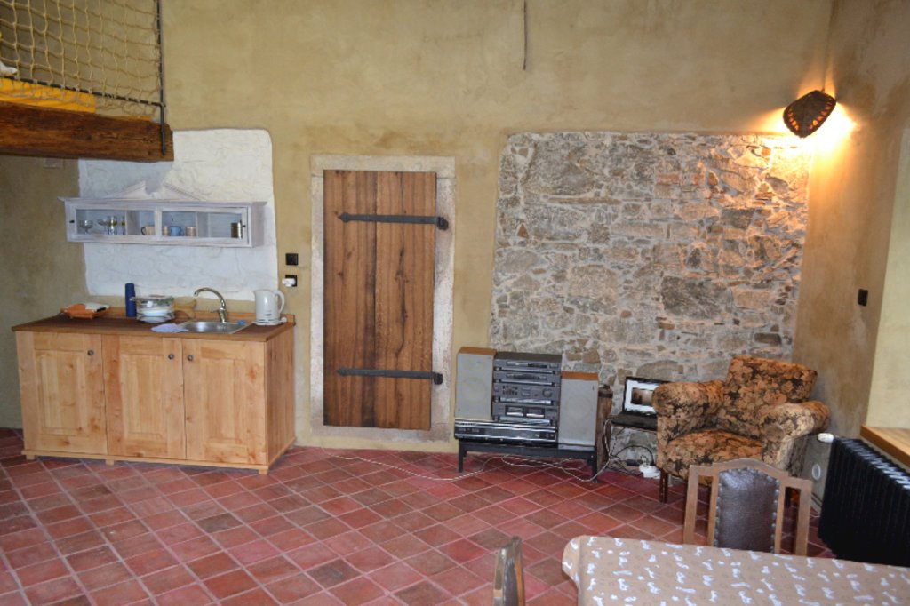 chalupa u kamenneho stolu