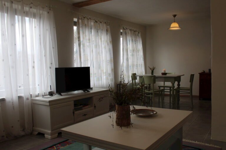 chalupa pod lesem trnov u kasperskych hor