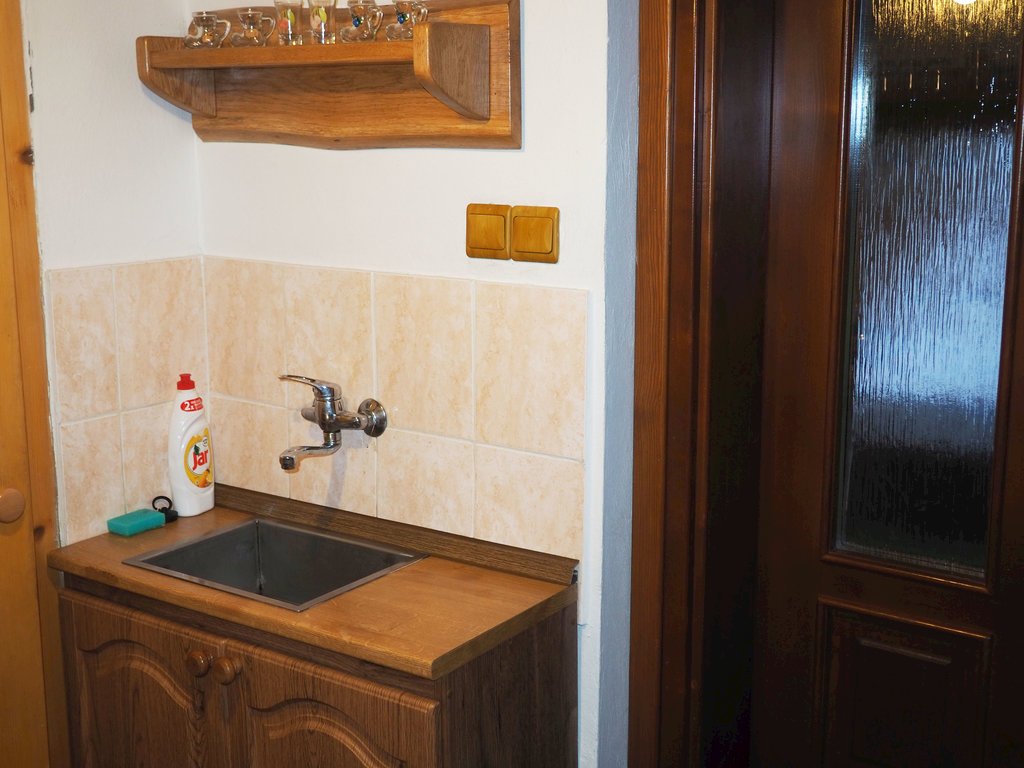 roubena chata v zasove — foto 2