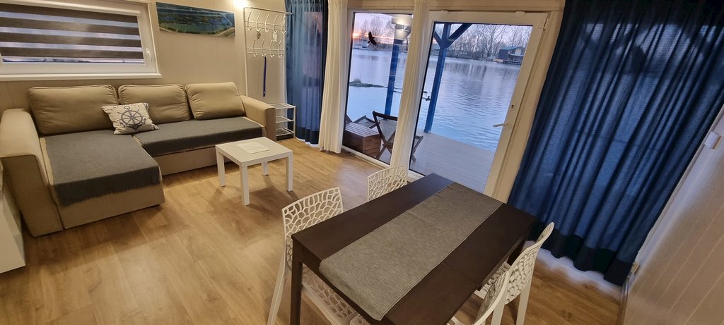 hausboaty zivot na vode