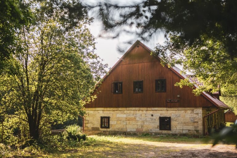 chalupa na potoku mostek