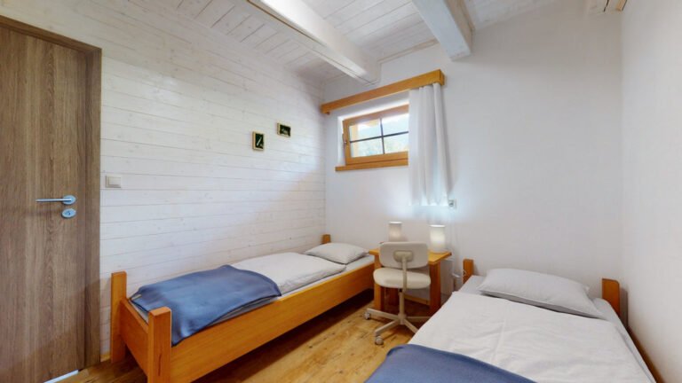 chata pri jazere lestiny