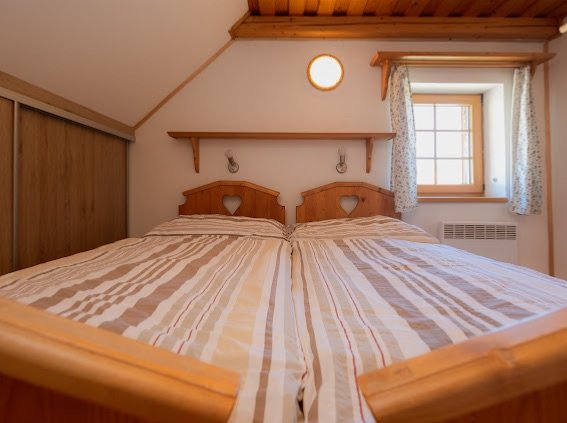 chalupa pri potociku zazriva